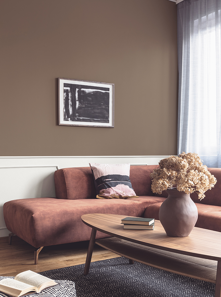 Brown flowers in pottery vase on stylish coffee table in chic li Ảnh thi công giấy dán tường nhật bản TWP1437